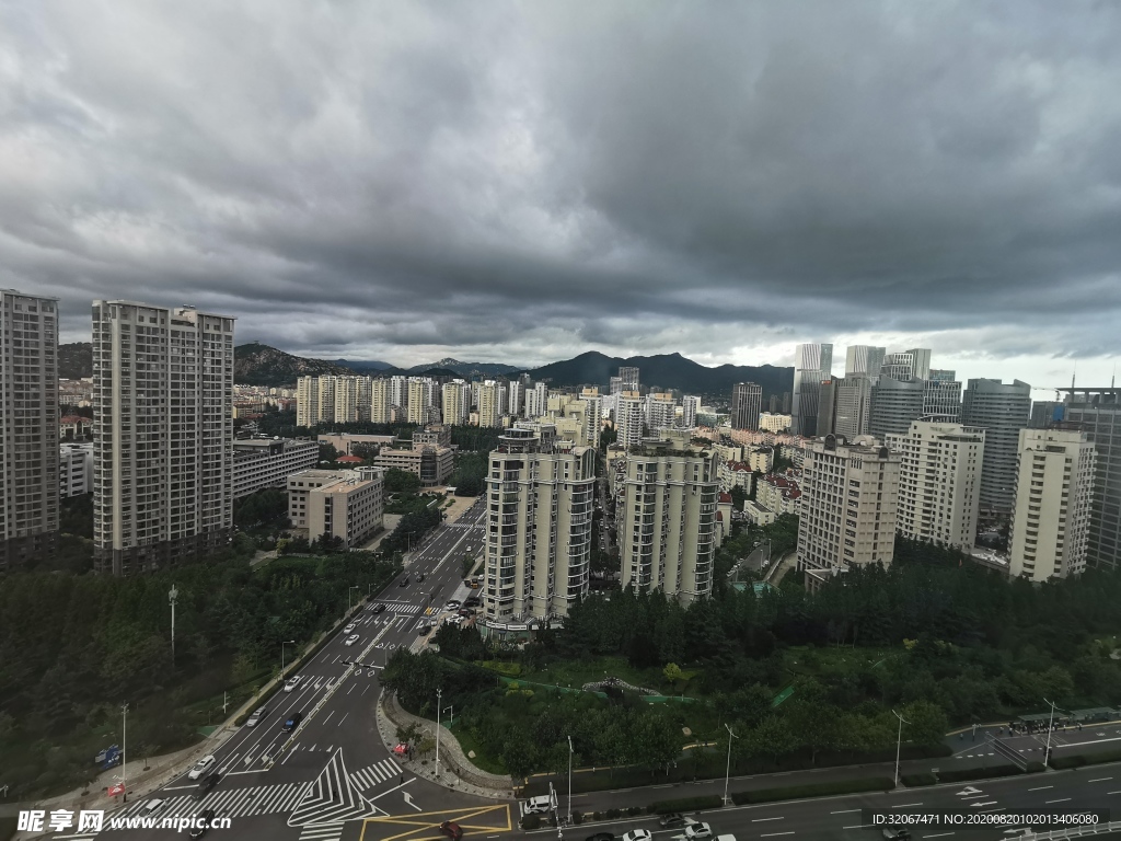 乌云下的高楼大厦