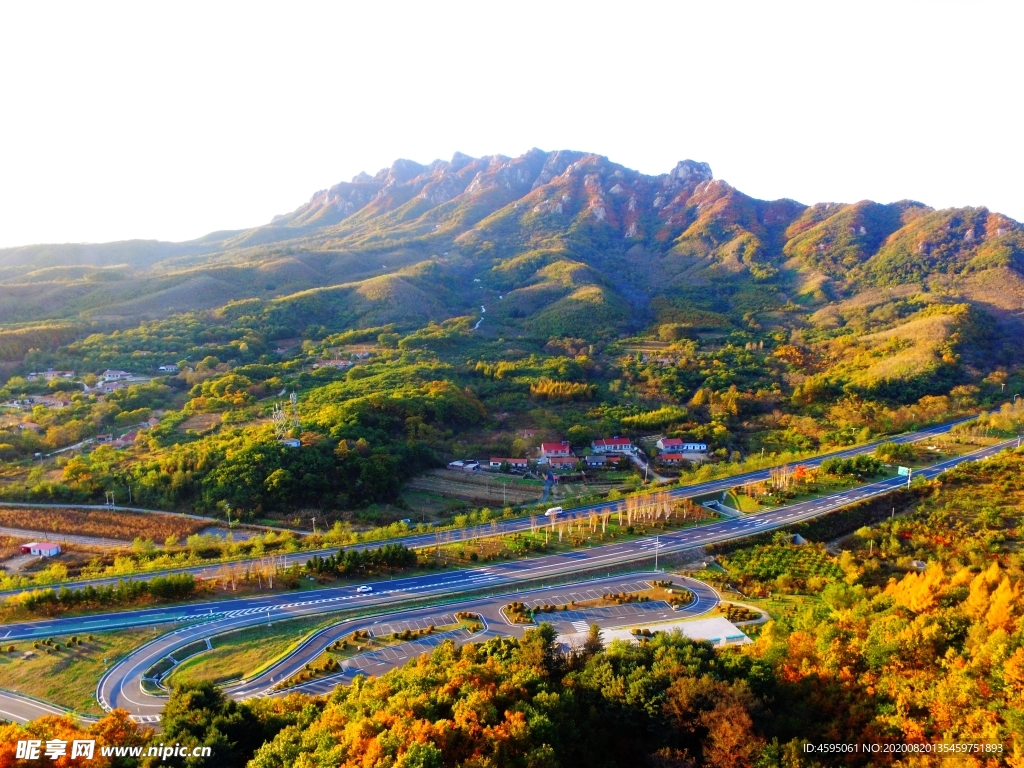 俊美山川下的高速公路