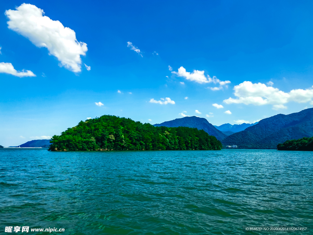 夏季的庐山西海