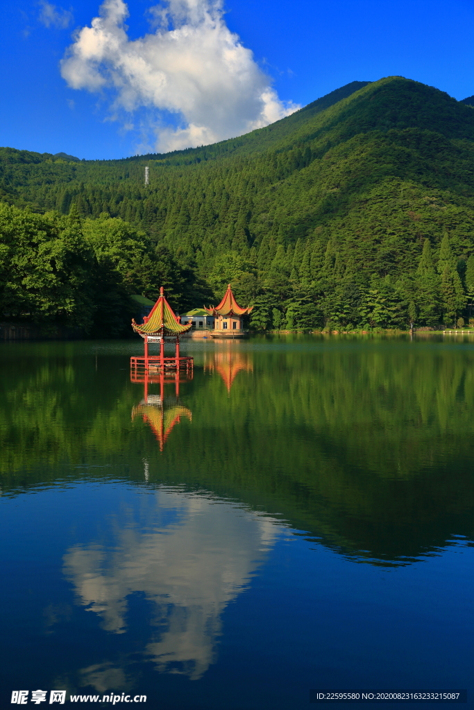 庐山芦林湖倒影