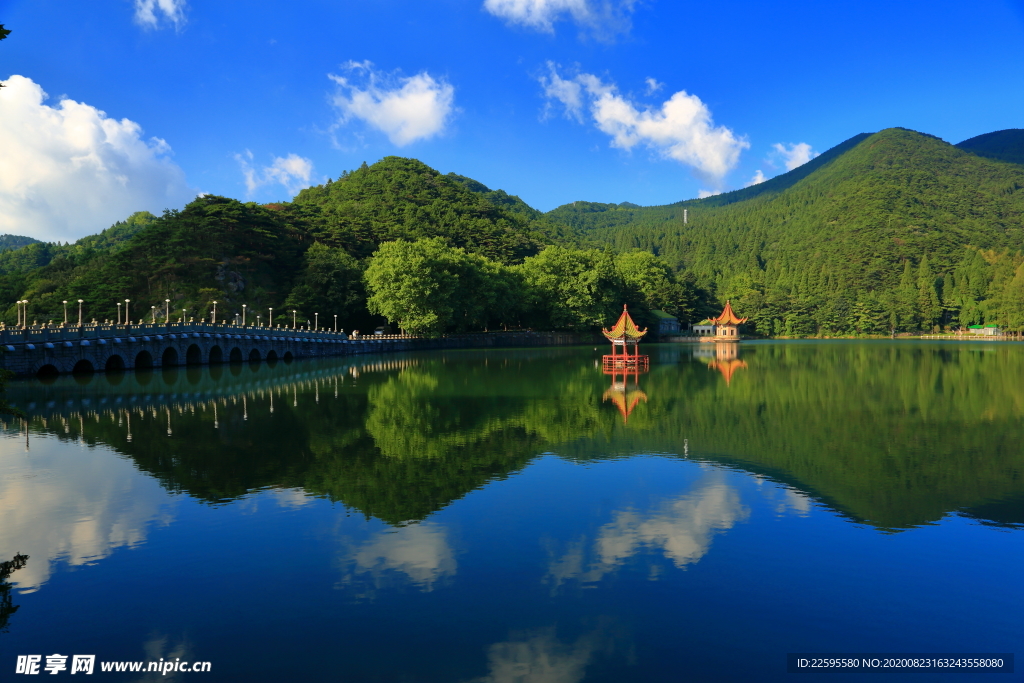 庐山芦林湖倒影