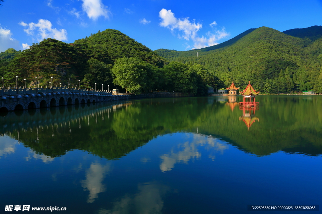 庐山芦林湖倒影