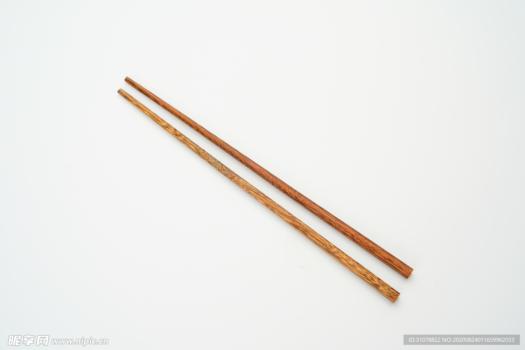 一双木质筷子