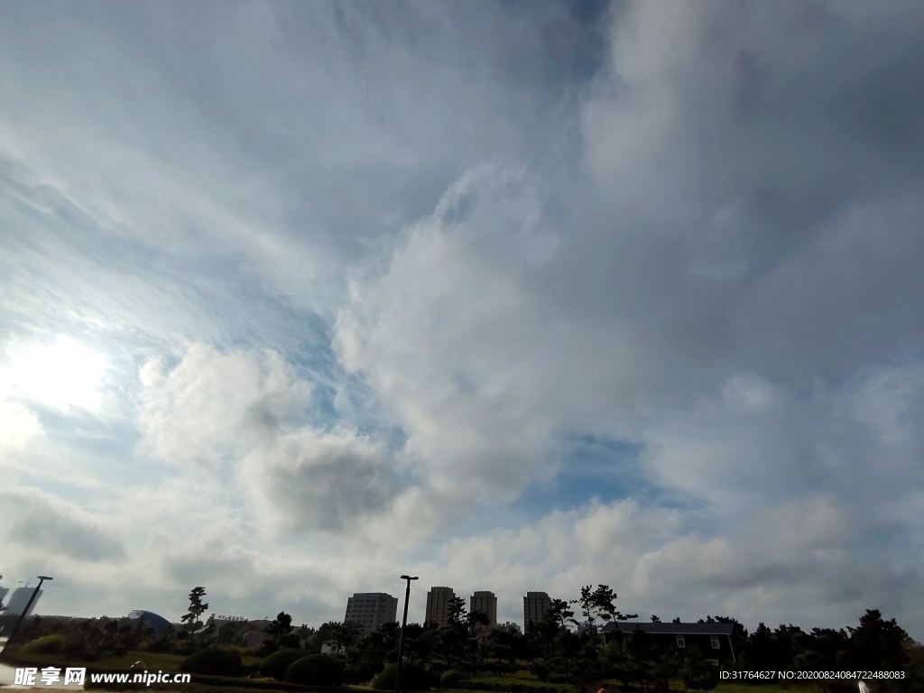 逆光拍摄的天空