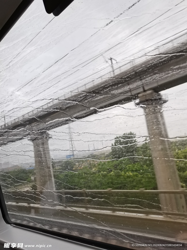高铁上成线的雨