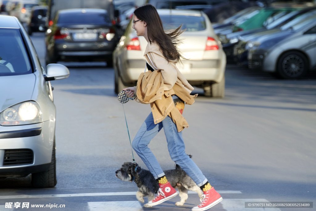 女孩过马路