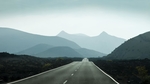山脉下的公路
