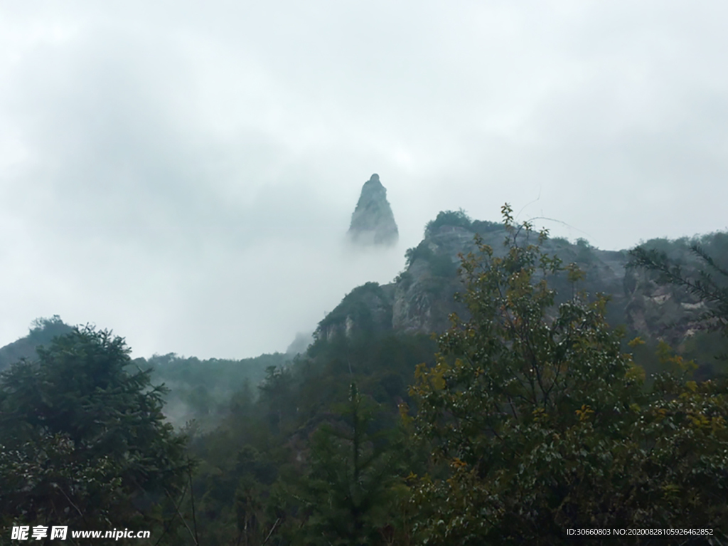 云雾绕山顶