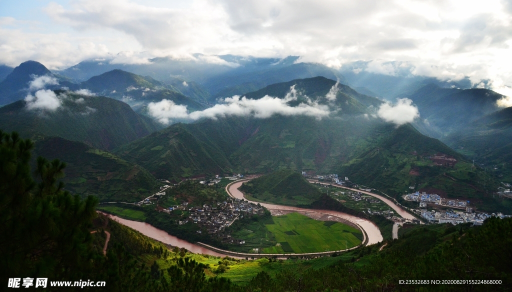 云龙太极图夏天美景