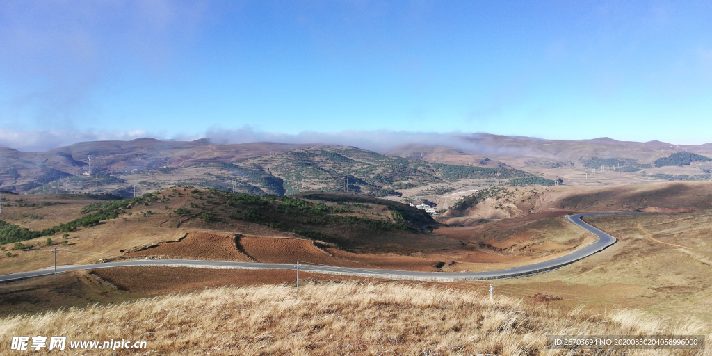 弯曲的大山公路风景