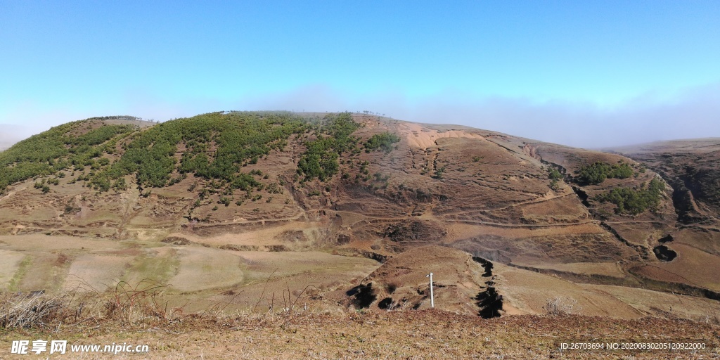 蓝天大山山峰风光