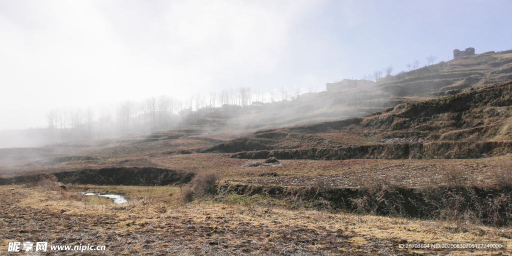 大山包田野云雾风景