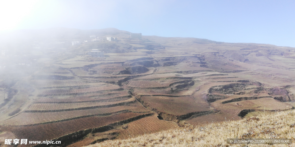 高山大雾乡村田野风景