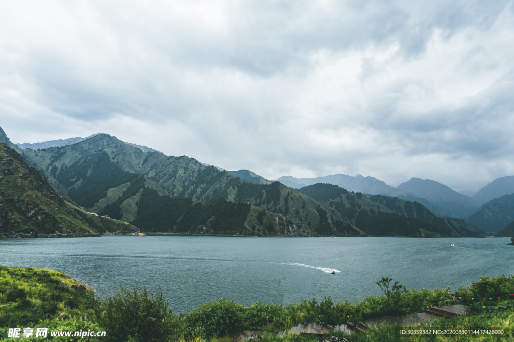 湖泊和山