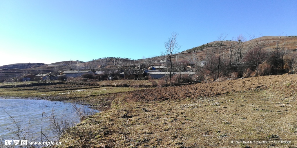 高山湖泊山村风光