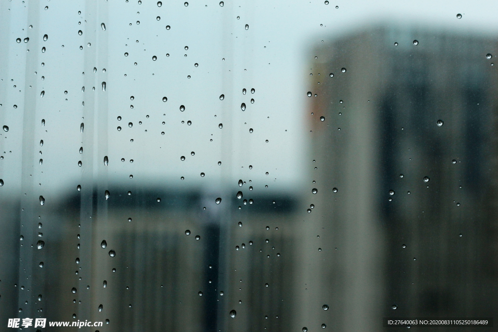 办公室窗外雨滴图片