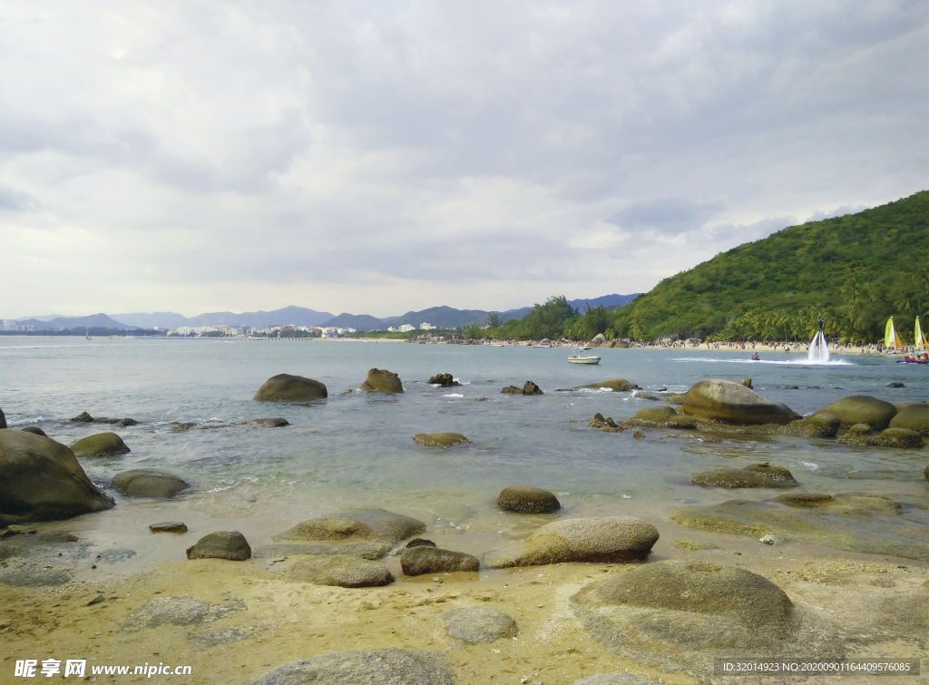 海边 岩石 岛礁 蓝天 白云