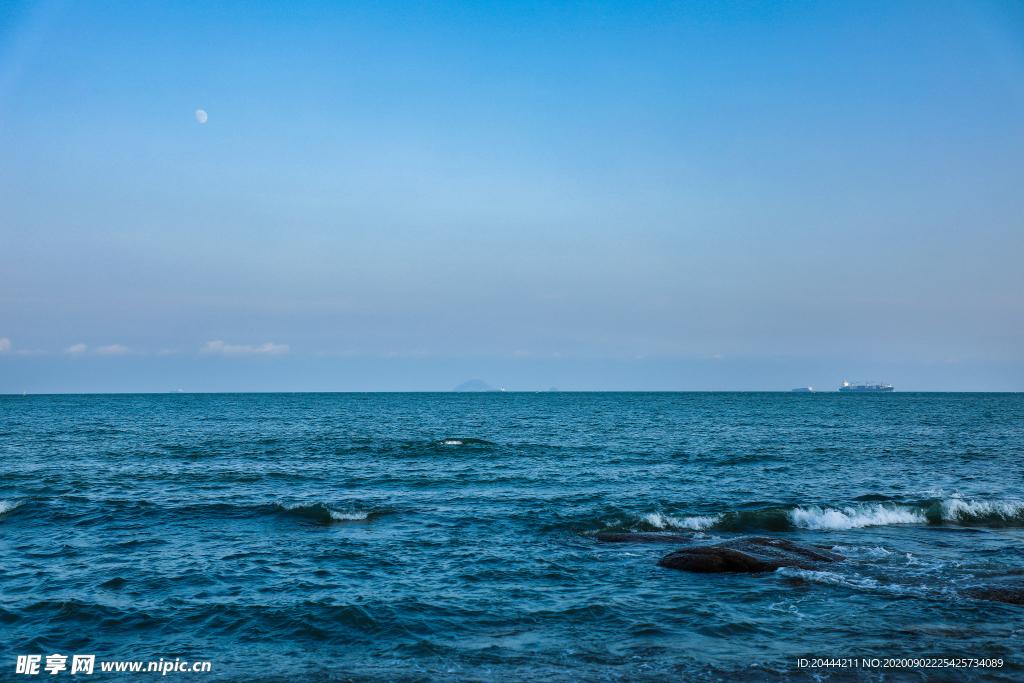 海阔天空摄影图