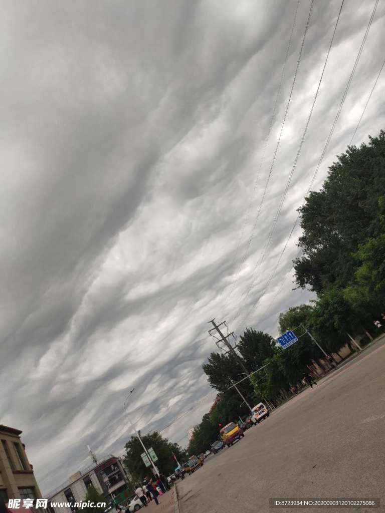 阴天 路上 天气  天空 云