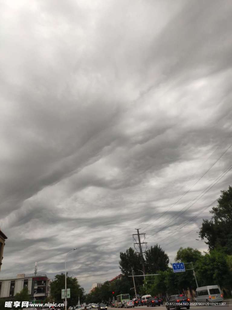 阴天 路上 天气  天空 云