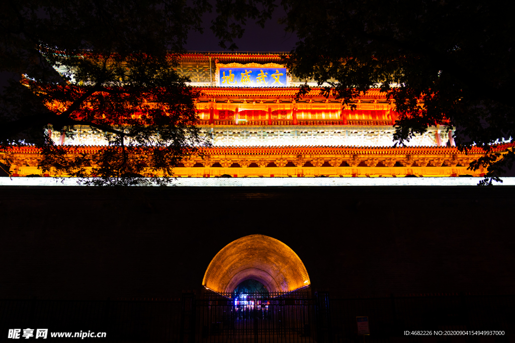 鼓楼夜景鼓楼南面文武盛地