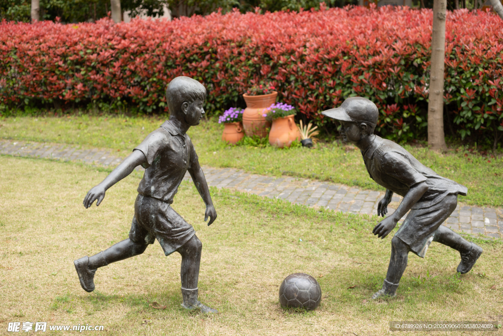 小孩踢球雕塑