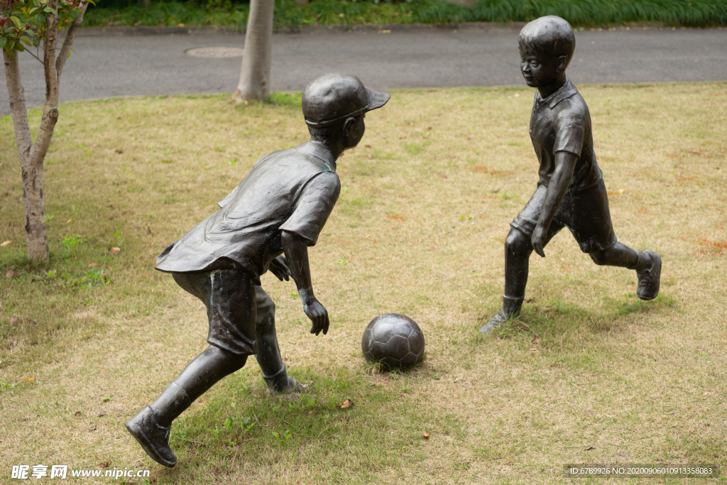 小孩踢球雕塑
