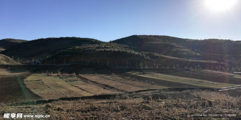 蓝天大山田野风光