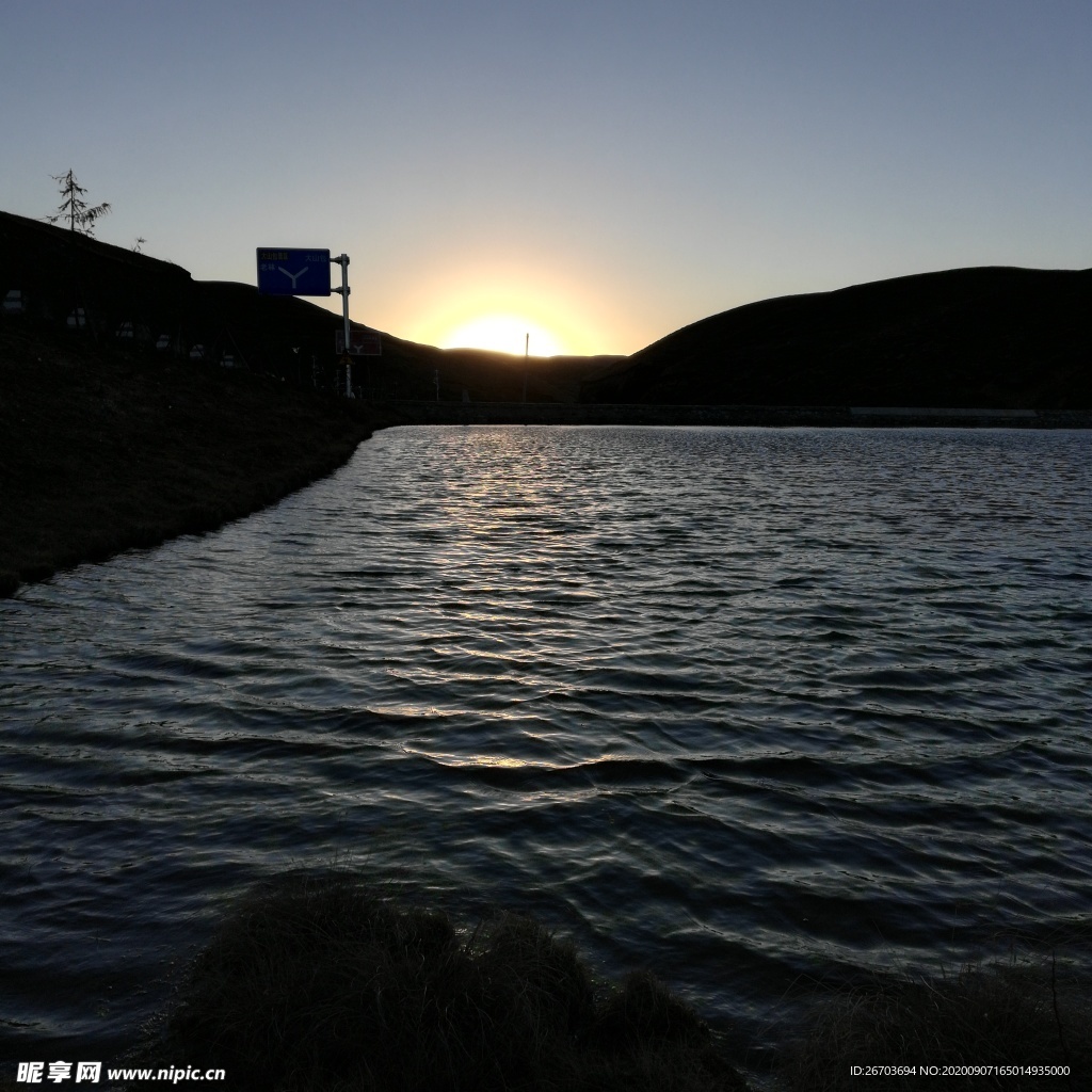 高山湖泊日落风景