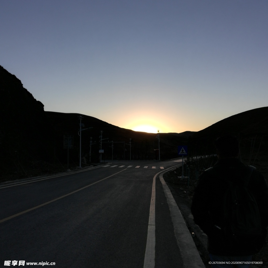 高山道路日落风景图片