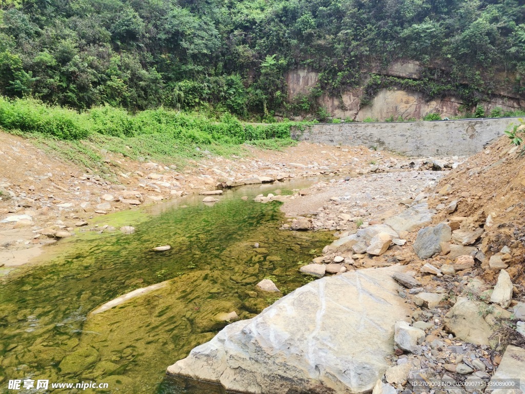 山间小溪流