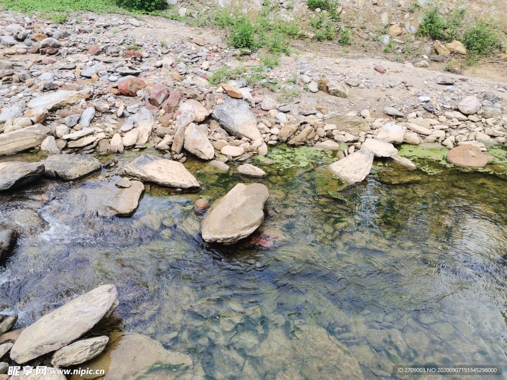 山间小溪流