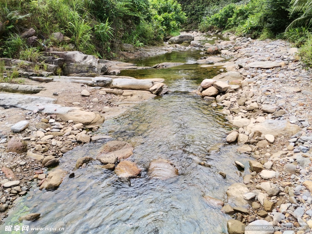 山间小溪流