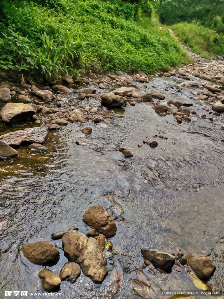 山间小溪流