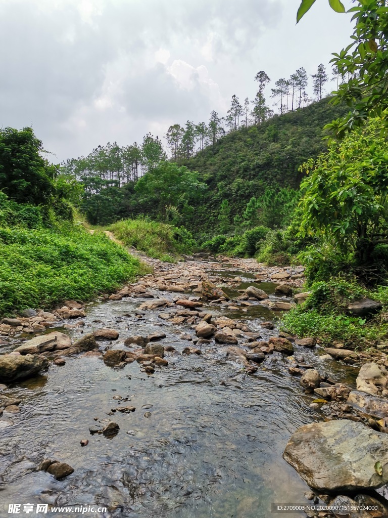 山间小溪流