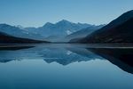 湖景雪山