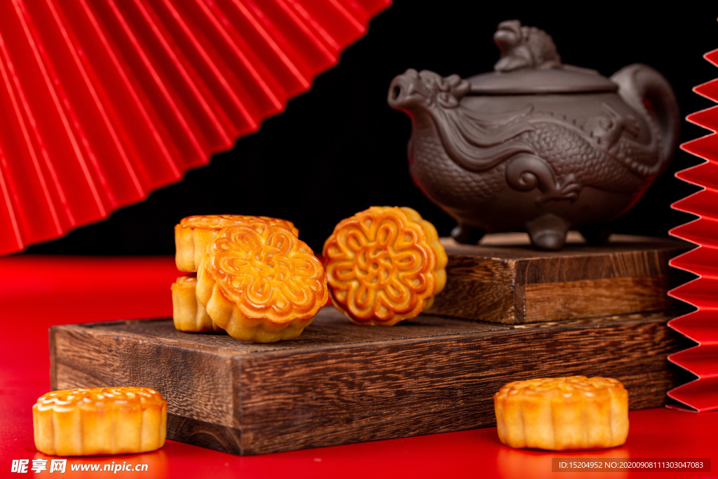 红色折扇中国风拍摄传统月饼