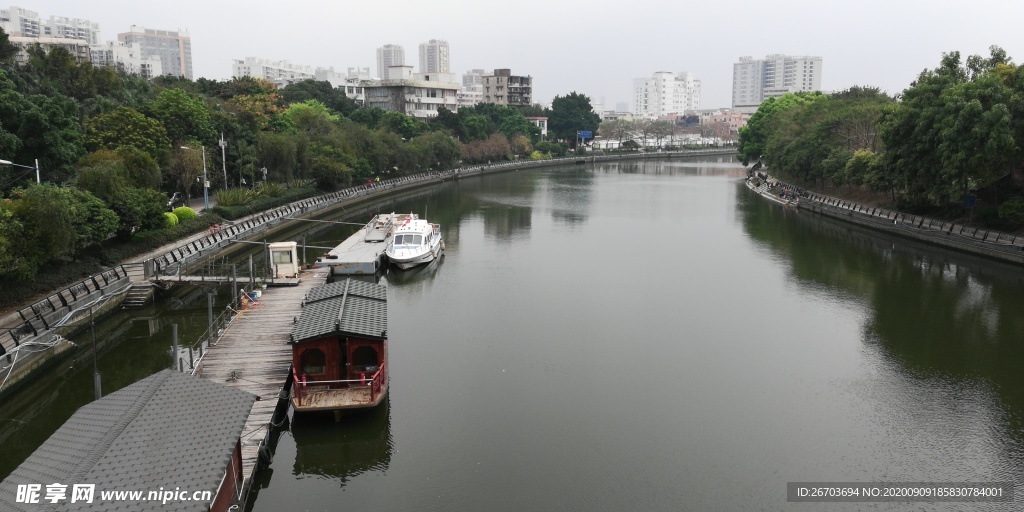 大河渔船风景