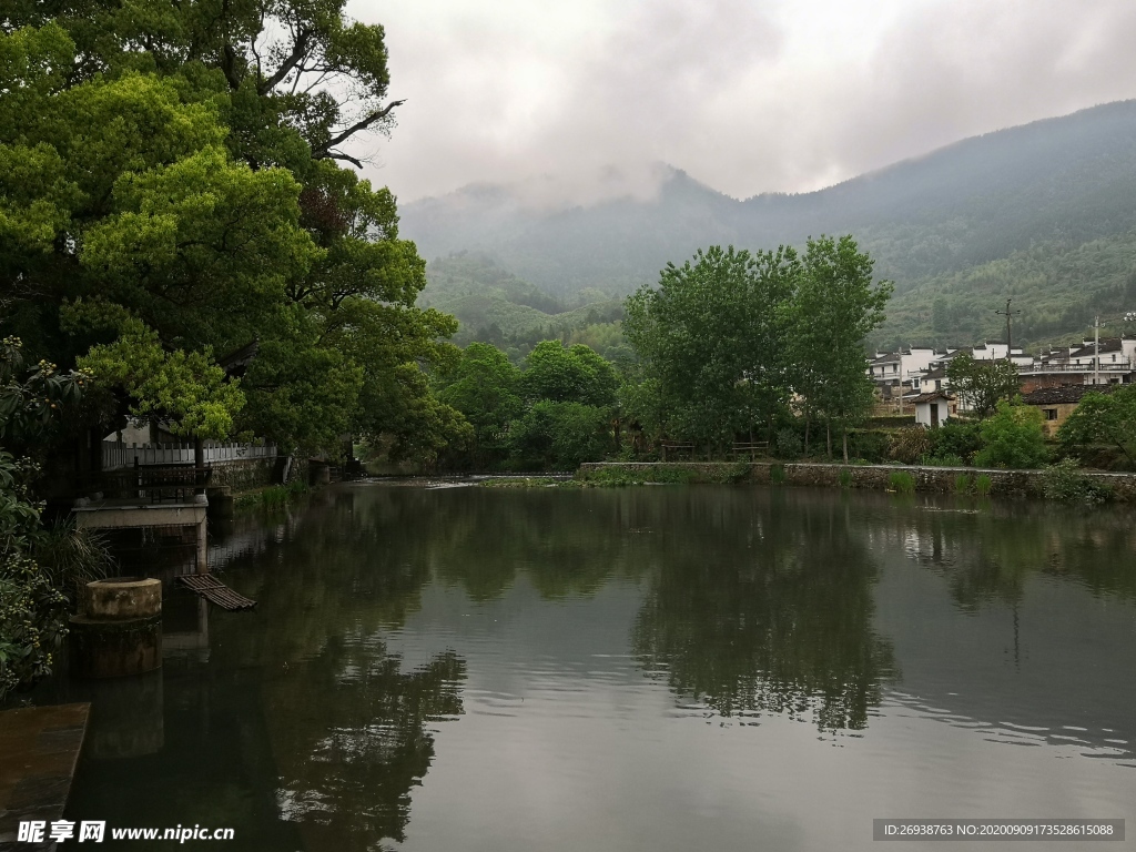 虹关村口