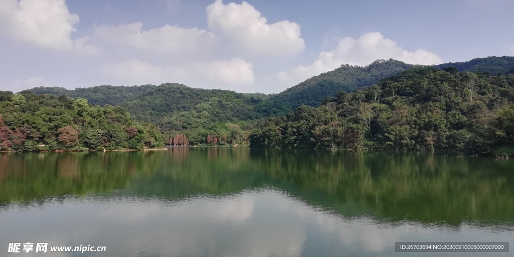 蓝天白云山水风光