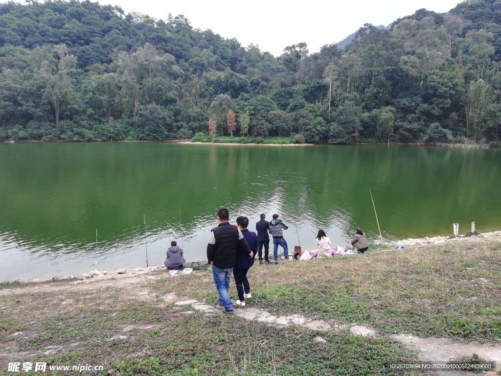 白云山湖泊风景