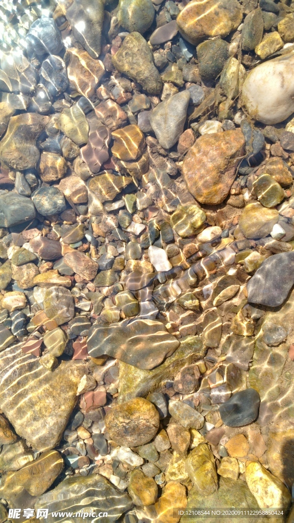 水中鹅卵石