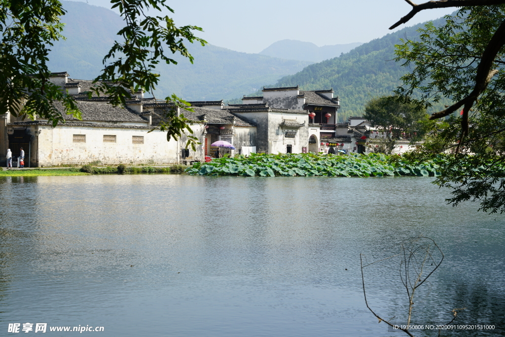 黄山宏村南湖边的景色