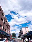 学校外  蓝天 白云