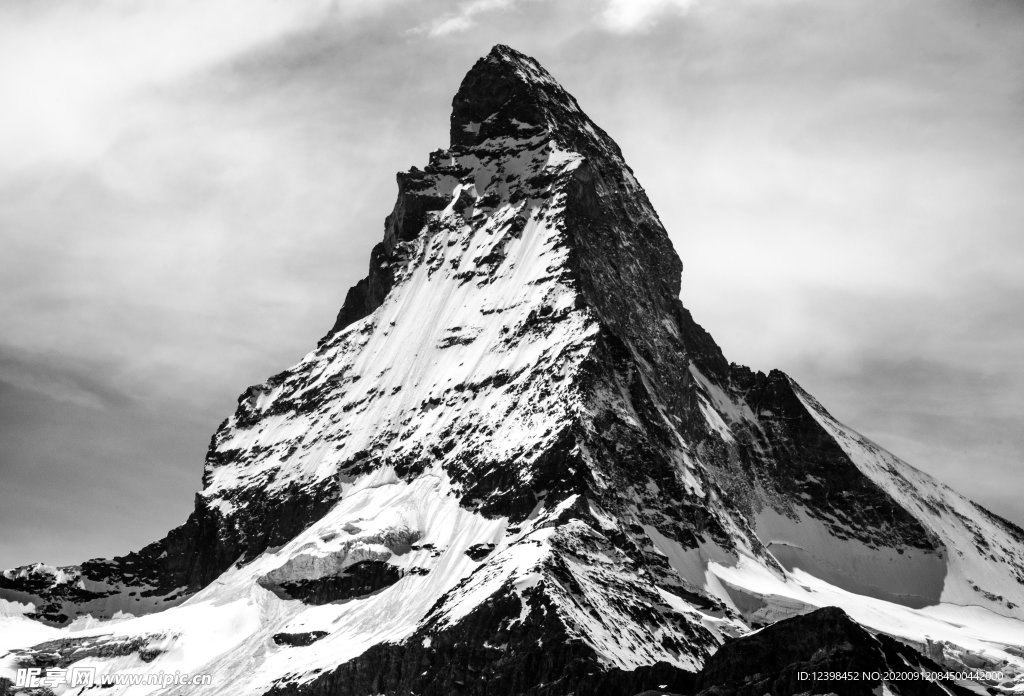 雄伟壮丽的雪山