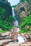 山间瀑布