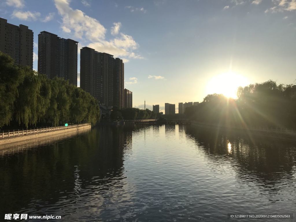 河畔夕阳