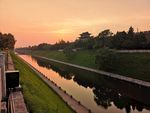 夕阳下的护城河