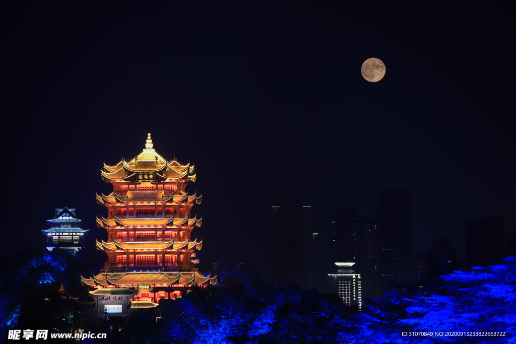 黄鹤望月
