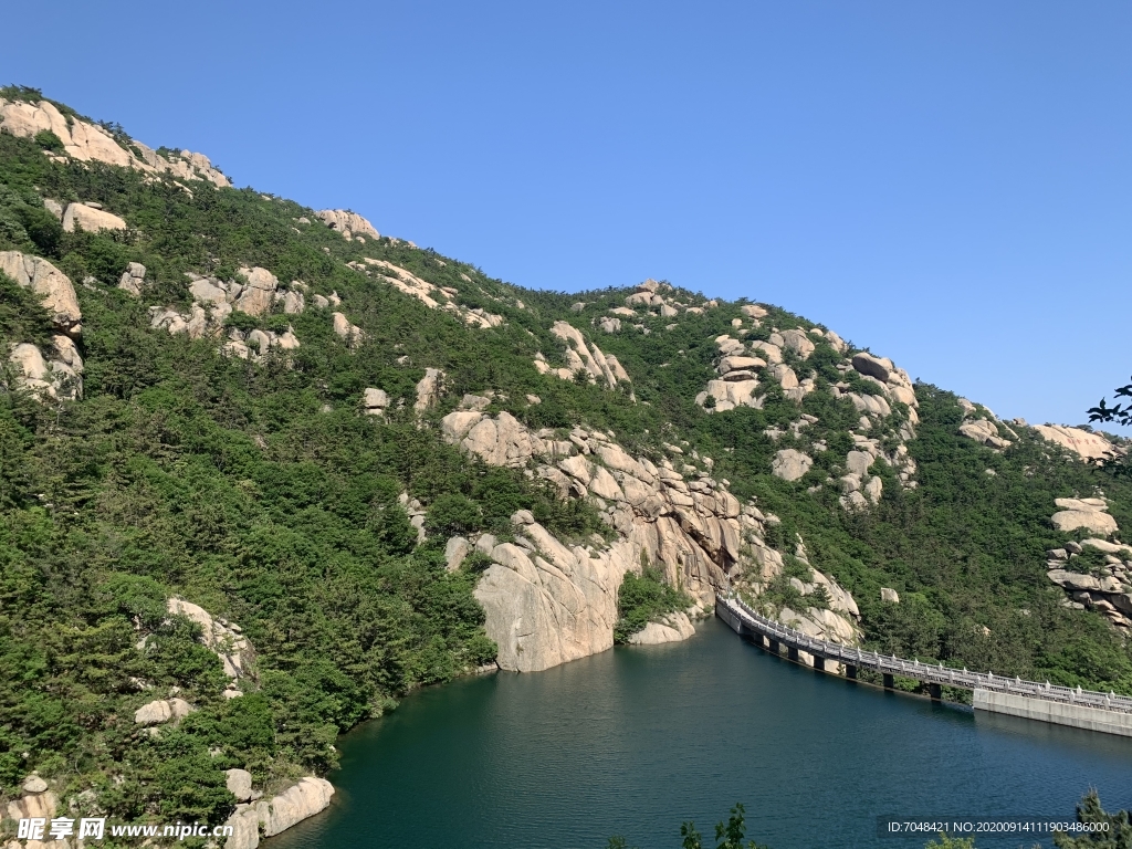 崂山水库 蓝天高山